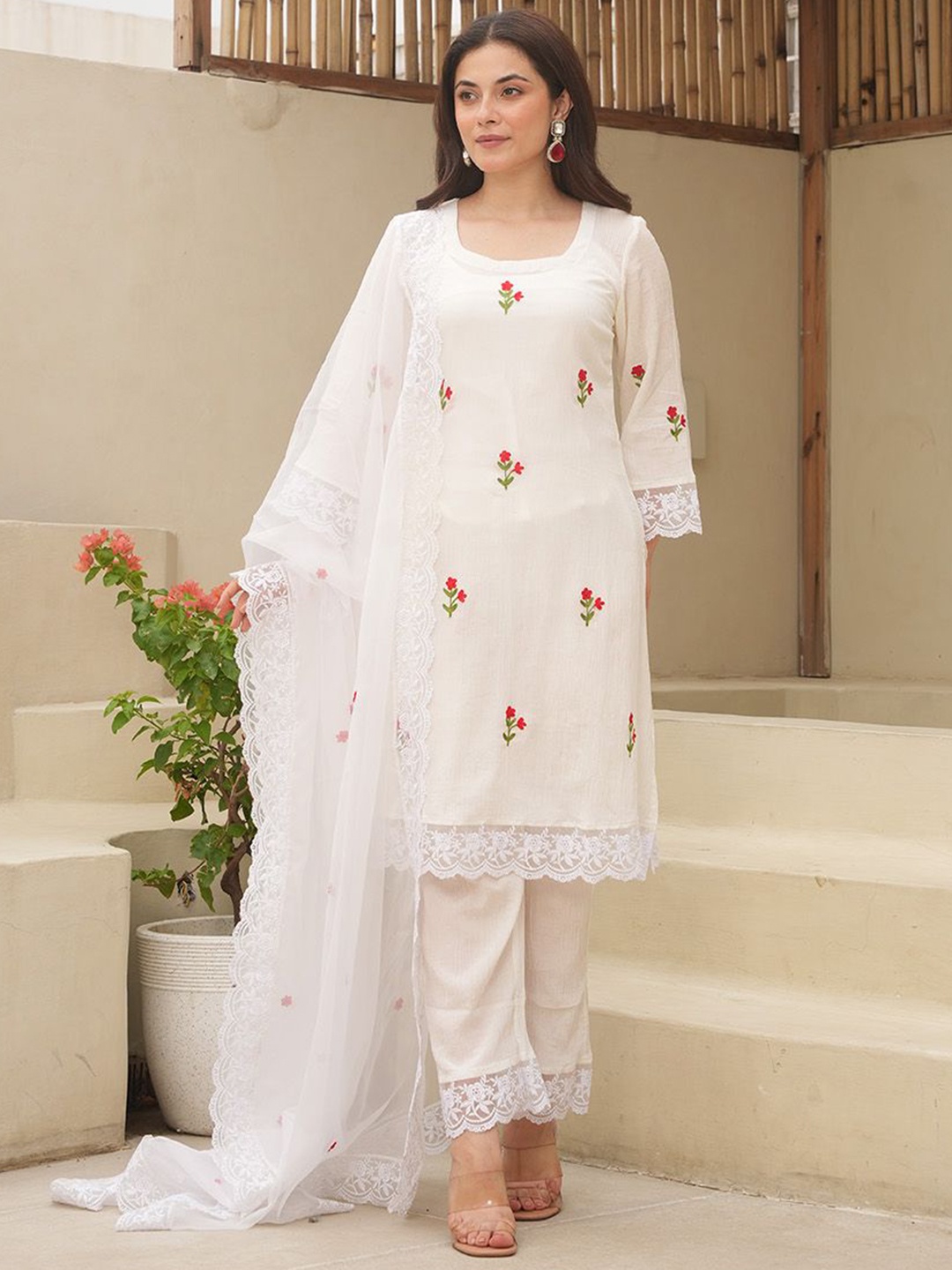 OneWe Floral Embroidered Regular Thread Work Pure Cotton Kurta With Trousers & Dupatta, White
OneWe Floral Embroidered Regular Thread Work Pure Cotton Kurta With Trousers & Dupatta, White
