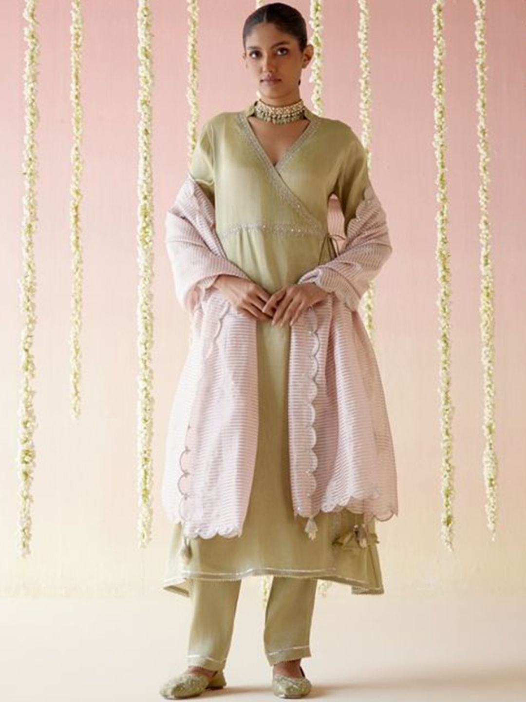 NERO Women Floral Embroidered Regular Chanderi Silk Kurta with Trousers & With Dupatta, Green
NERO Women Floral Embroidered Regular Chanderi Silk Kurta with Trousers & With Dupatta, Green
