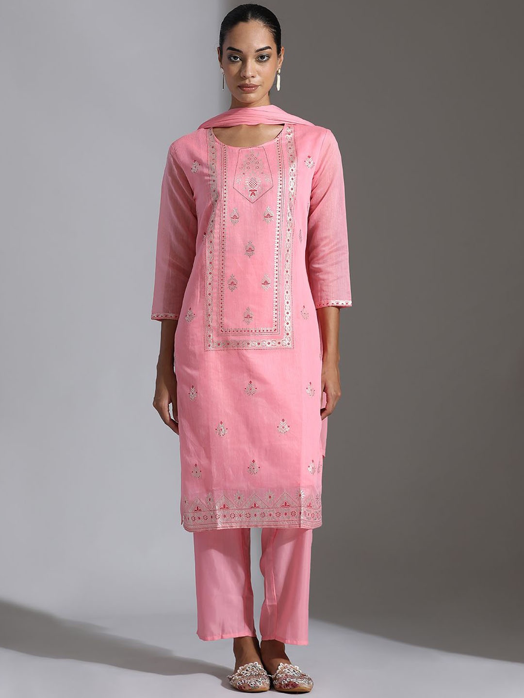 Jaipur Kurti Floral Printed Round Neck Straight Kurta with Trousers & With Dupatta, Pink
Jaipur Kurti Floral Printed Round Neck Straight Kurta with Trousers & With Dupatta, Pink