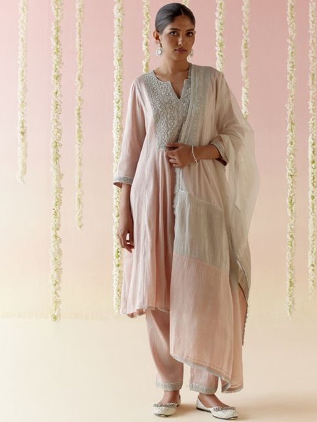NERO Women Floral Embroidered Regular Chanderi Silk Kurta with Trousers & With Dupatta, Pink
NERO Women Floral Embroidered Regular Chanderi Silk Kurta with Trousers & With Dupatta, Pink