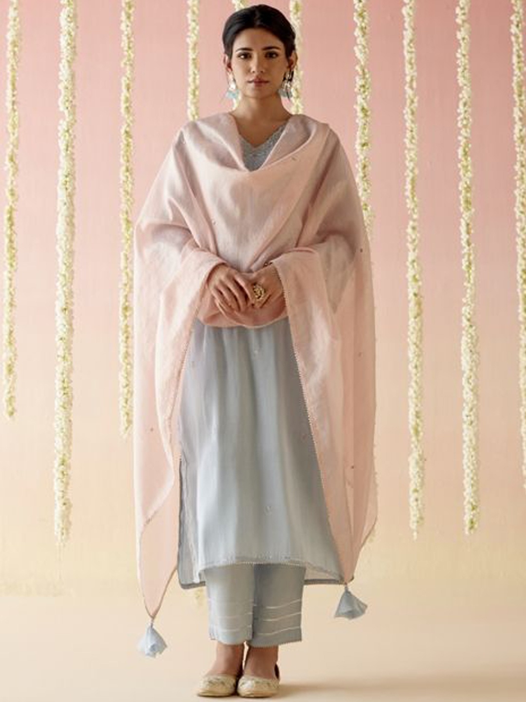NERO Women Floral Embroidered Regular Chanderi Silk Kurta with Trousers & With Dupatta, Blue
NERO Women Floral Embroidered Regular Chanderi Silk Kurta with Trousers & With Dupatta, Blue