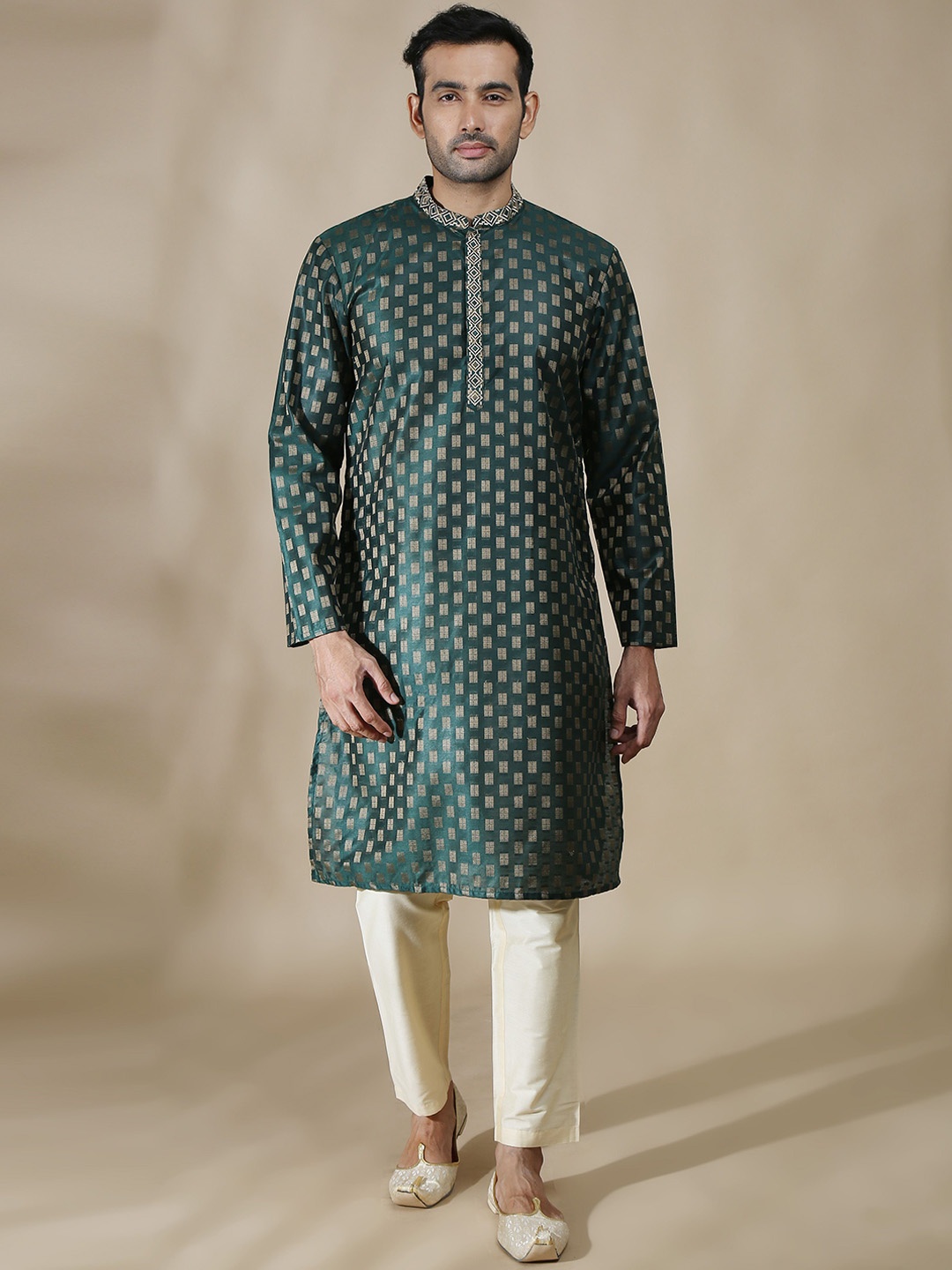 FILORI Geometric Woven Design Jacquard Weave Mandarin Collar Straight Kurta with Pyjamas, Green
FILORI Geometric Woven Design Jacquard Weave Mandarin Collar Straight Kurta with Pyjamas, Green