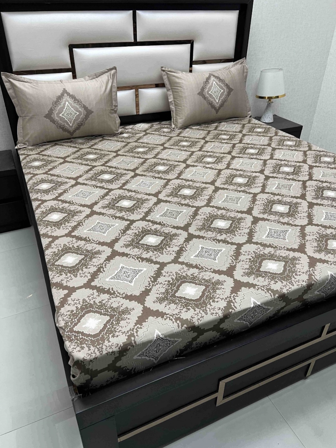 Pure Decor Brown & White Geometric Pure Cotton 350 TC King Bedsheet with 2 Pillow Covers
Pure Decor Brown & White Geometric Pure Cotton 350 TC King Bedsheet with 2 Pillow Covers
