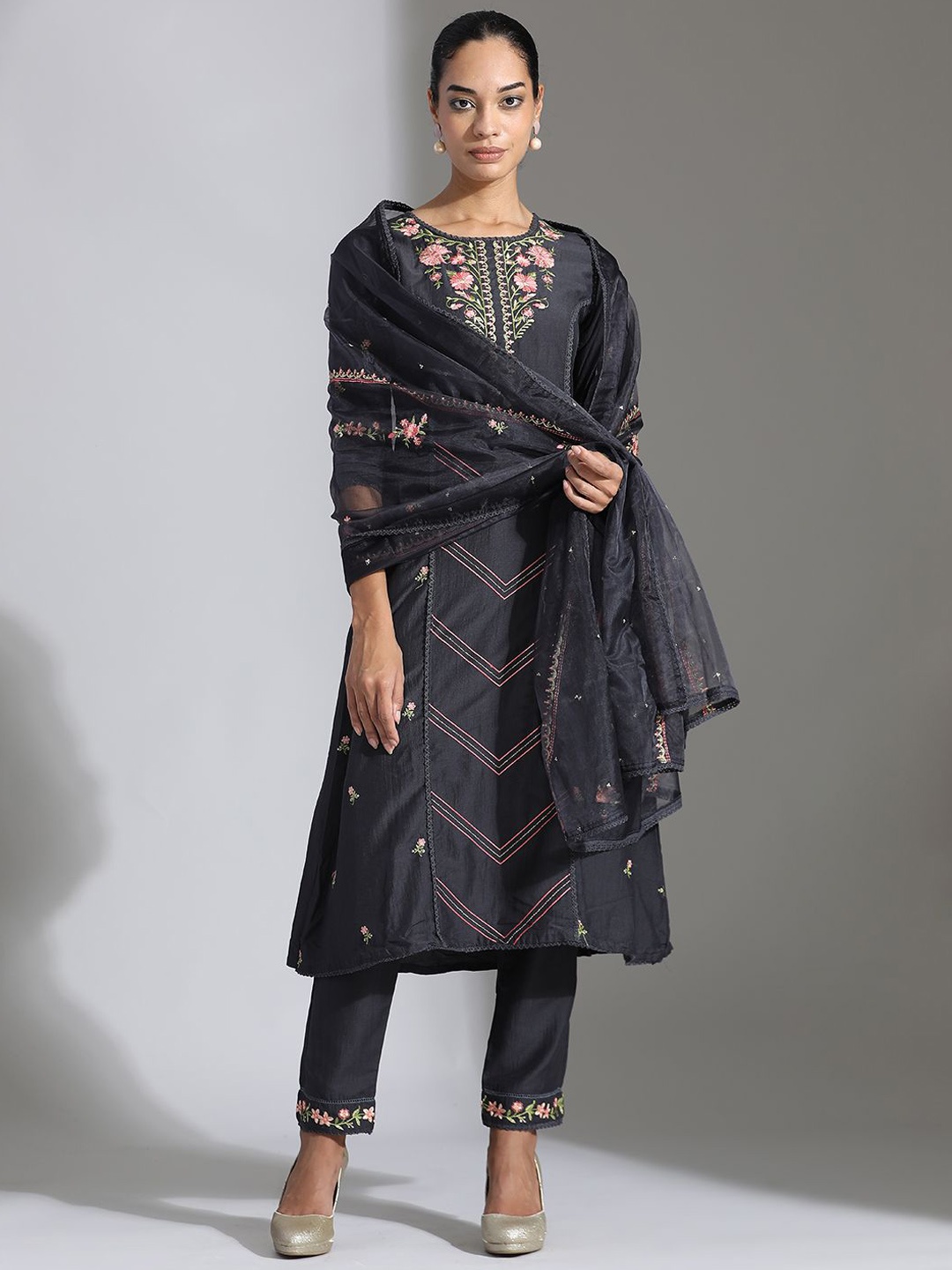 Jaipur Kurti Floral Embroidered Round Neck Straight Kurta With Trousers & Dupatta, Grey
Jaipur Kurti Floral Embroidered Round Neck Straight Kurta With Trousers & Dupatta, Grey