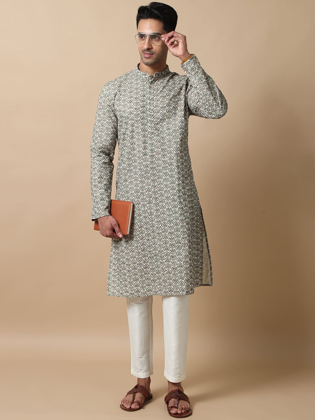 FILORI Ethnic Motifs Embroidered Regular Thread Work Pure Cotton Kurta With Pyjama, Green
FILORI Ethnic Motifs Embroidered Regular Thread Work Pure Cotton Kurta With Pyjama, Green