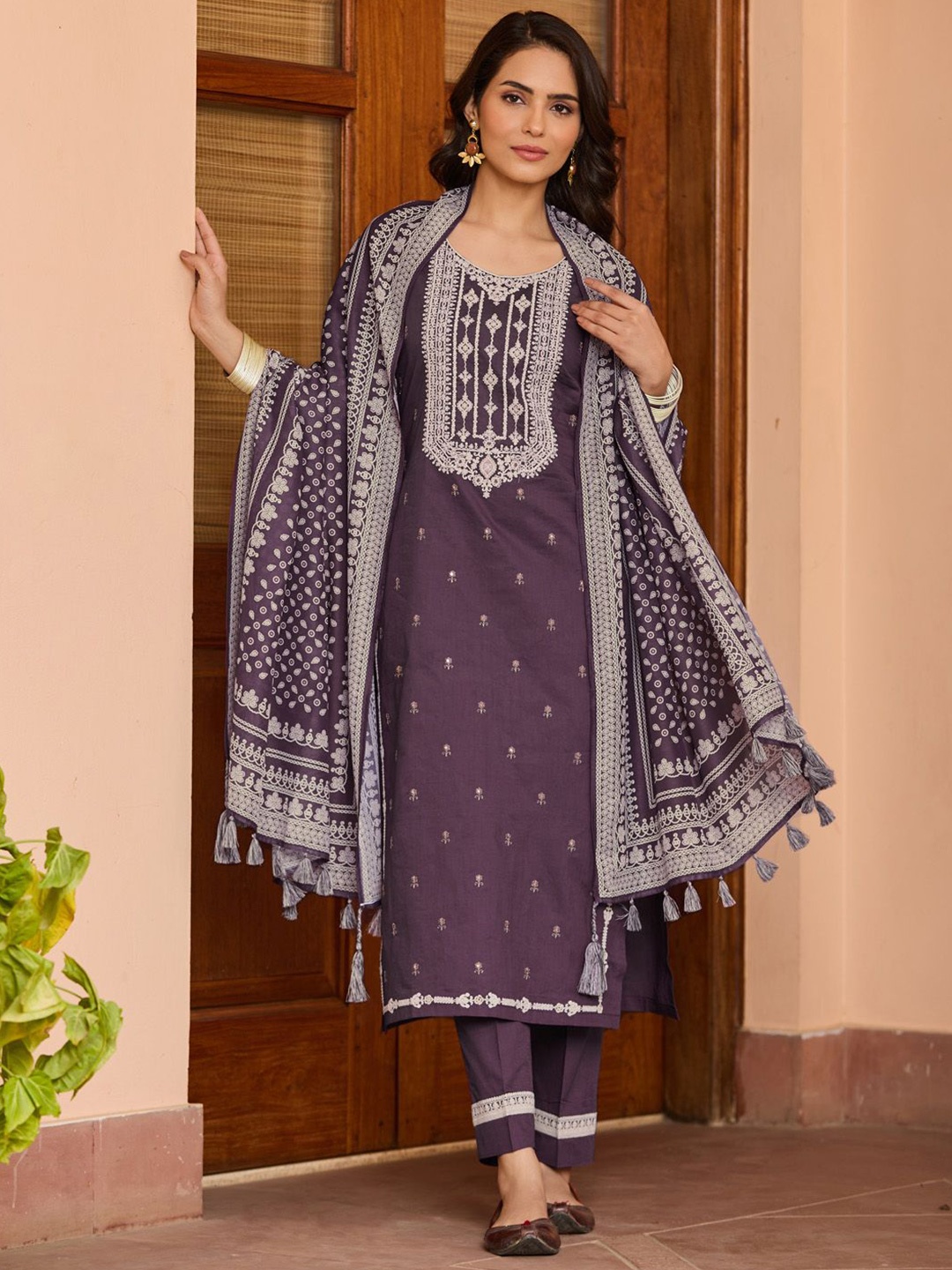 WOMEN PLUS Ethnic Motifs Embroidered Pure Cotton Straight Kurta & Trousers With Dupatta, Burgundy
WOMEN PLUS Ethnic Motifs Embroidered Pure Cotton Straight Kurta & Trousers With Dupatta, Burgundy