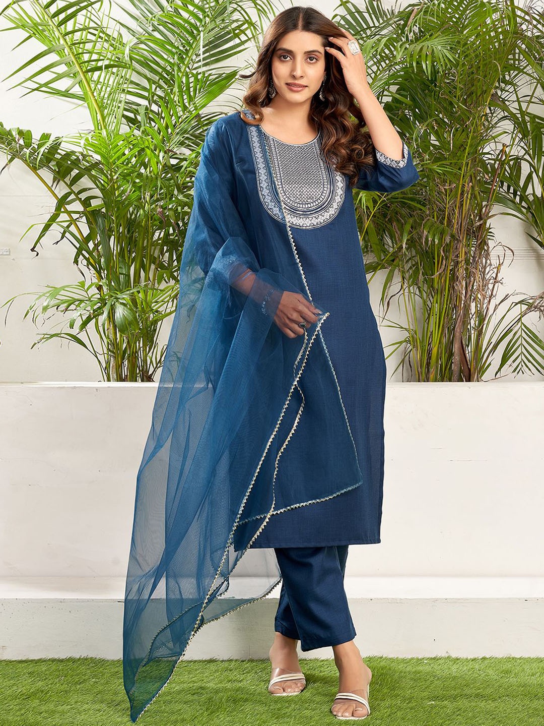 SKYLEE Ethnic Motifs Embroidered Sequinned Kurta with Trousers & With Dupatta, Blue
SKYLEE Ethnic Motifs Embroidered Sequinned Kurta with Trousers & With Dupatta, Blue