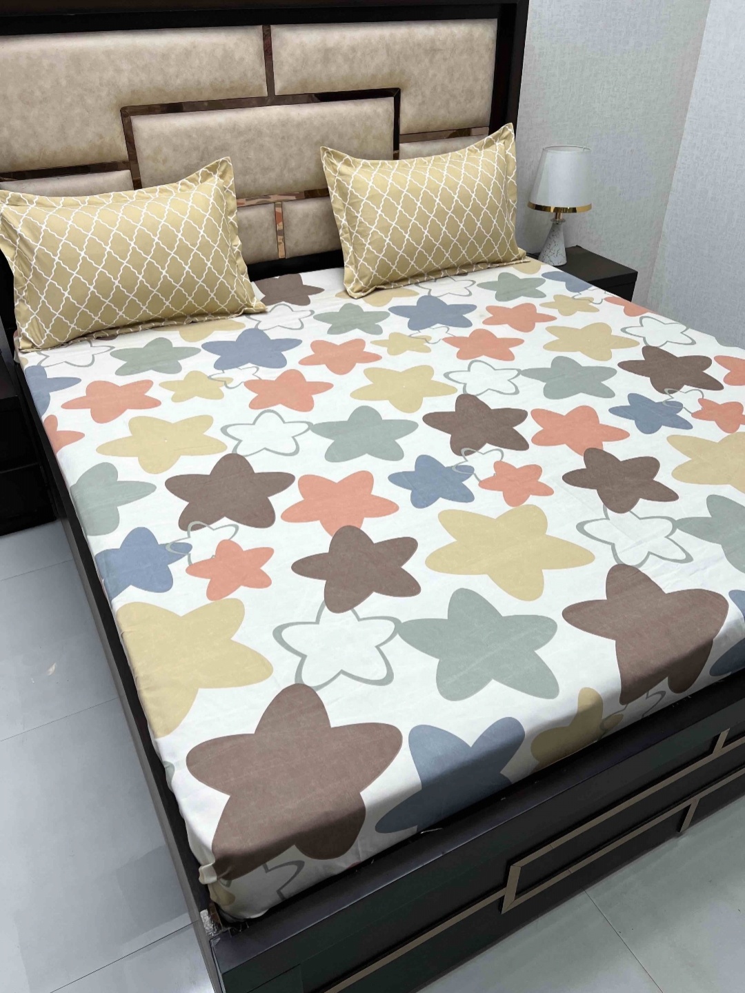 Pure Decor White & Orange Geometric 230 TC Cotton Double King Bedsheet With 2 Pillow Cover
Pure Decor White & Orange Geometric 230 TC Cotton Double King Bedsheet With 2 Pillow Cover