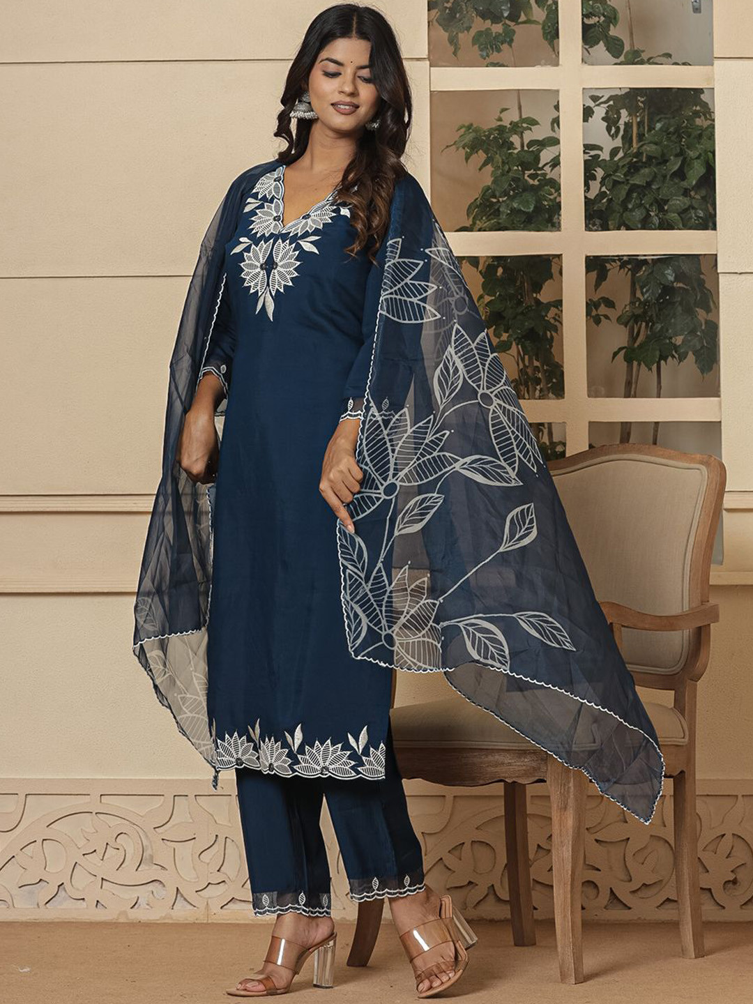 Yufta Women Ethnic Motifs Embroidered Regular Thread Work Kurta with Trousers & With Dupatta, Blue
Yufta Women Ethnic Motifs Embroidered Regular Thread Work Kurta with Trousers & With Dupatta, Blue