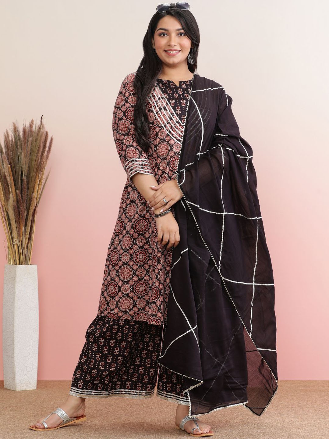 anayna Plus Size Floral Printed Pure Cotton Straight Kurta with Trousers & Dupatta, Black
anayna Plus Size Floral Printed Pure Cotton Straight Kurta with Trousers & Dupatta, Black