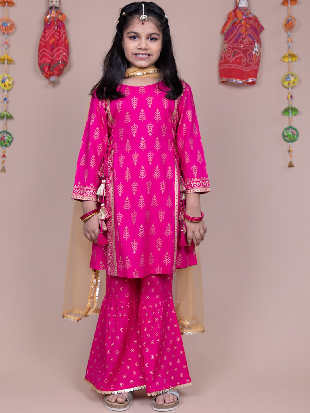 KASYA Girls Ethnic Motifs Printed Regular Kurta with Sharara & With Dupatta, Fuchsia
KASYA Girls Ethnic Motifs Printed Regular Kurta with Sharara & With Dupatta, Fuchsia