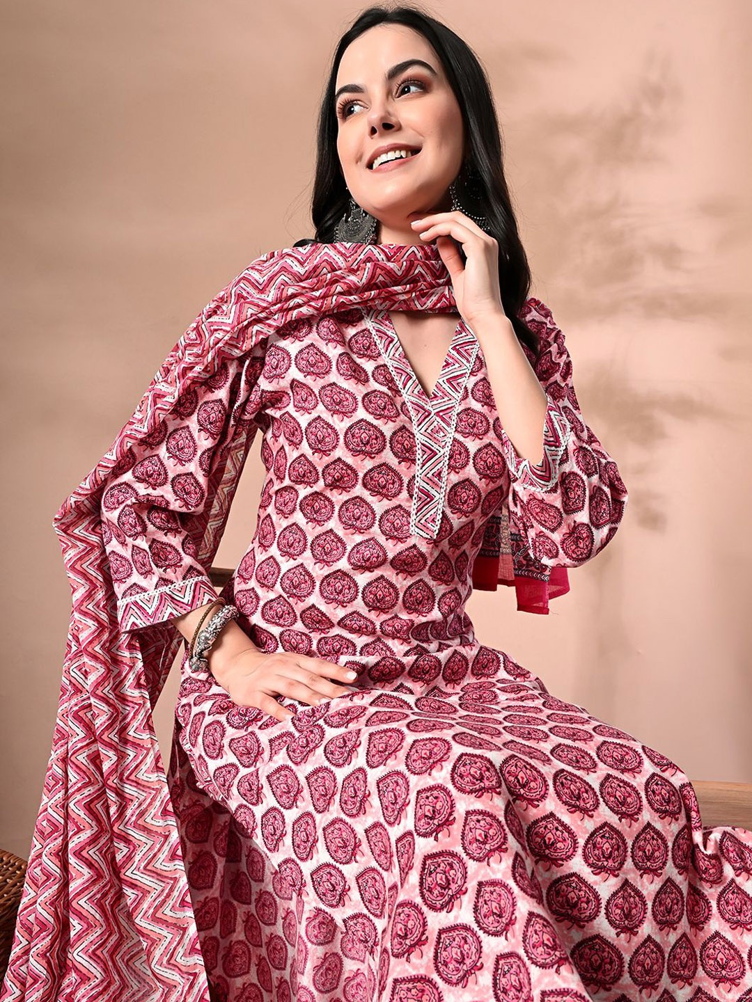 DOISA Ethnic Motifs Printed V-Neck Straight Kurta with Trousers & With Dupatta, Red
DOISA Ethnic Motifs Printed V-Neck Straight Kurta with Trousers & With Dupatta, Red