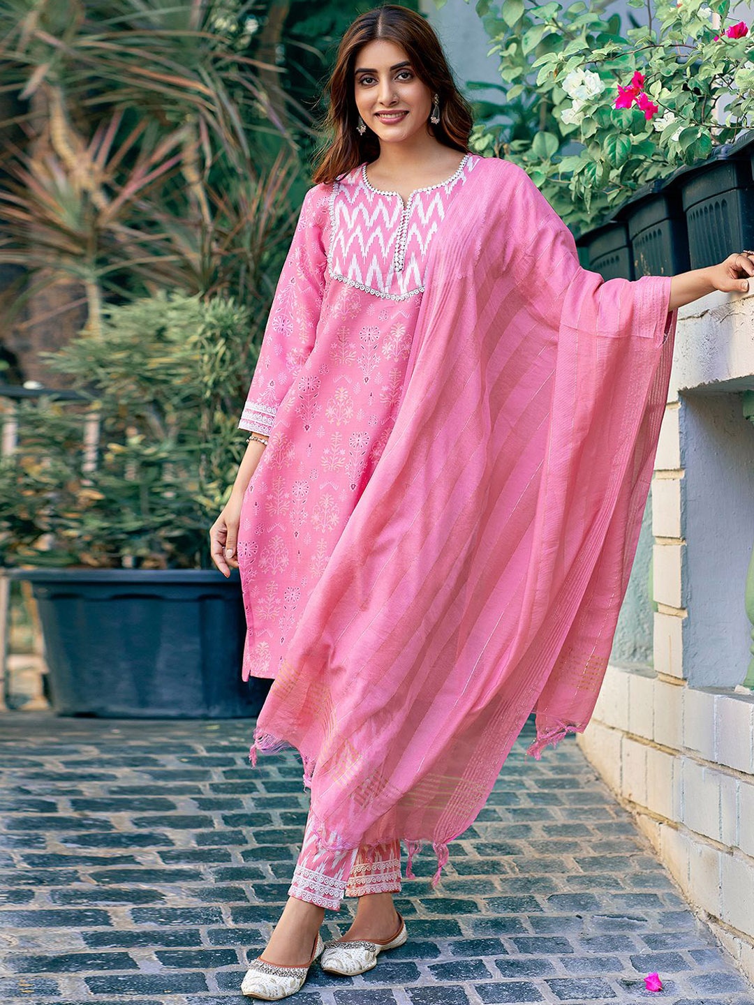 SKYLEE Women Floral Printed Regular Gotta Patti Kurta with Trousers & With Dupatta, White
SKYLEE Women Floral Printed Regular Gotta Patti Kurta with Trousers & With Dupatta, White