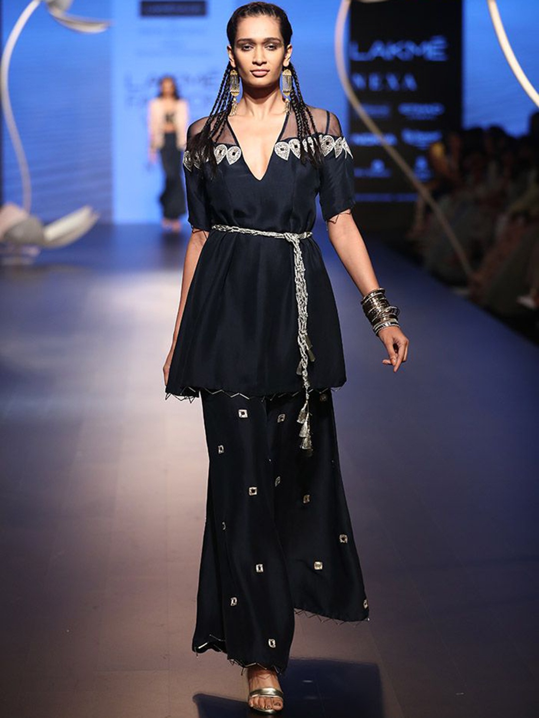Payal Singhal Ethnic Motifs Embroidered V-Neck Thread Work Kurta with Palazzos, Navy blue
Payal Singhal Ethnic Motifs Embroidered V-Neck Thread Work Kurta with Palazzos, Navy blue