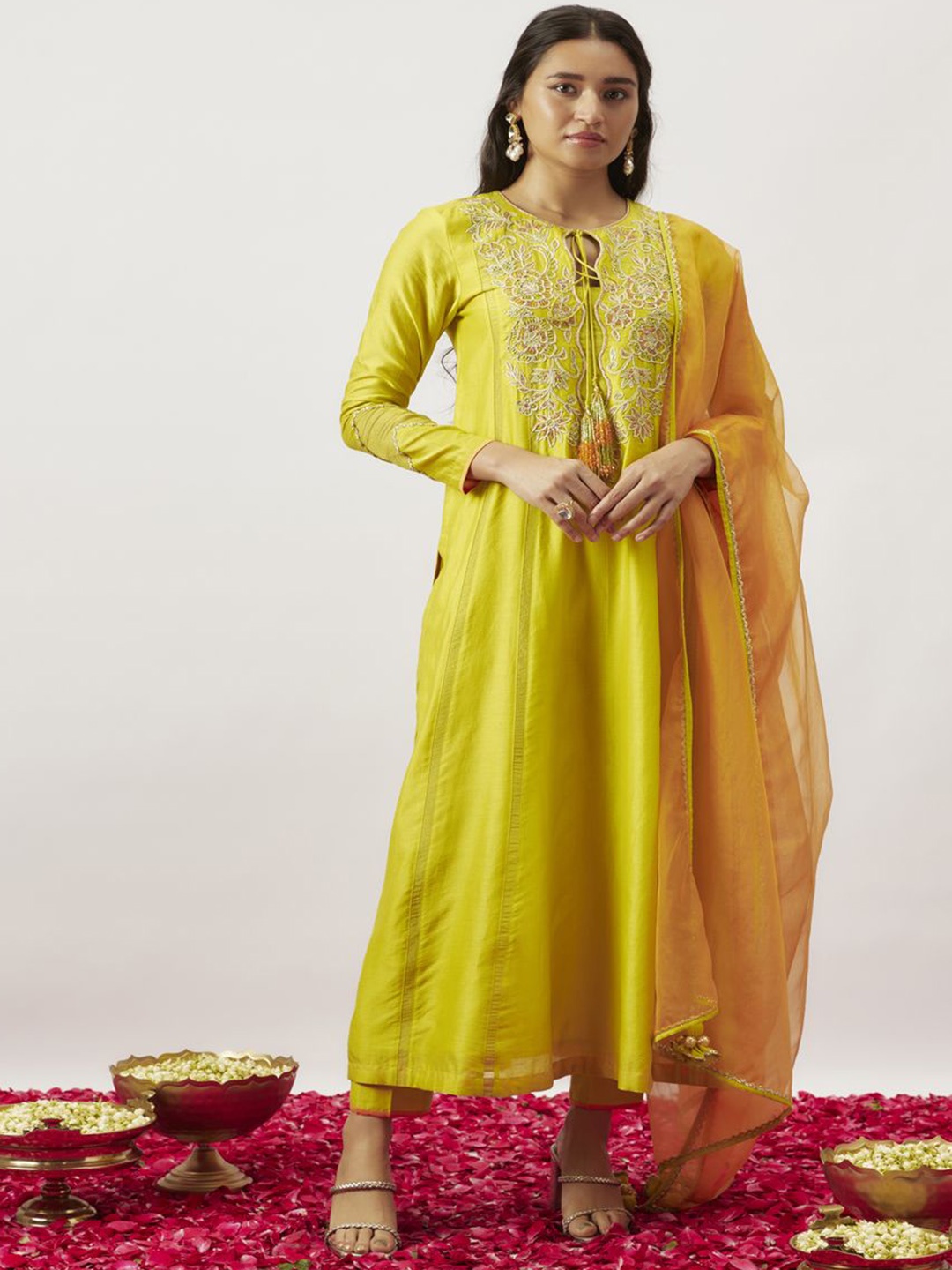 The Aarya Floral Embroidered Zardozi Chanderi Cotton Straight Kurta With Trouser & Dupatta, Lime green
The Aarya Floral Embroidered Zardozi Chanderi Cotton Straight Kurta With Trouser & Dupatta, Lime green