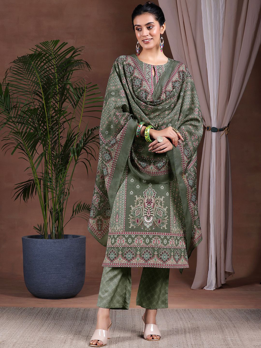 Libas Ethnic Motifs Printed Keyhole Neck Straight Kurta with Trousers & Dupatta, Green
Libas Ethnic Motifs Printed Keyhole Neck Straight Kurta with Trousers & Dupatta, Green