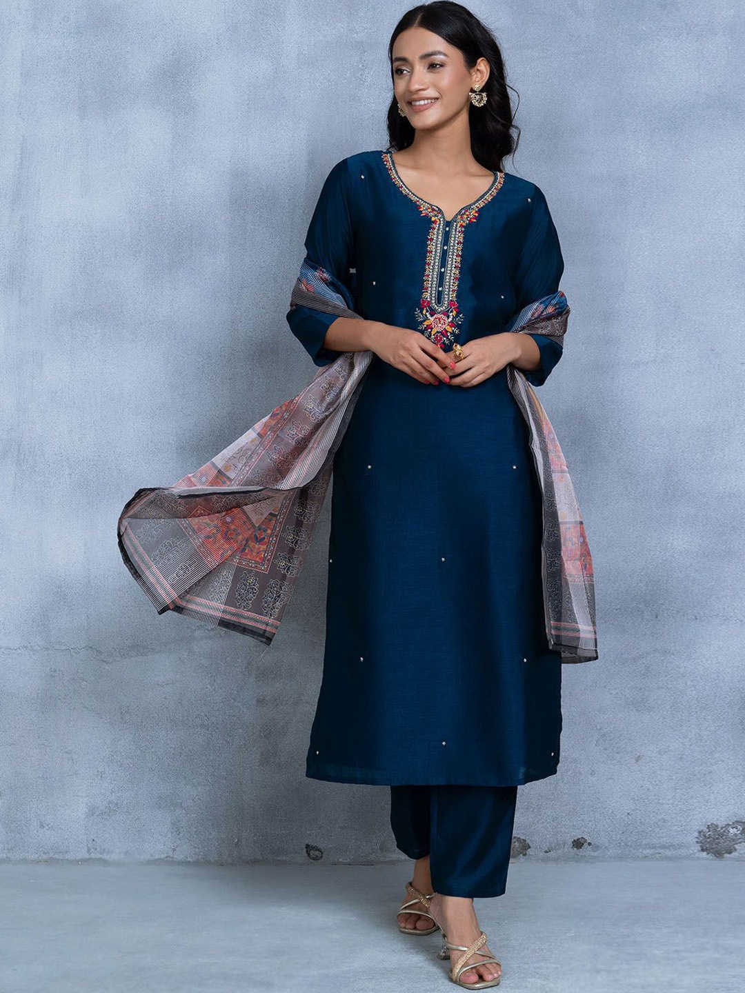 Rang by Indya Women Floral Regular Sequinned Kurta with Trousers & With Dupatta, Blue
Rang by Indya Women Floral Regular Sequinned Kurta with Trousers & With Dupatta, Blue