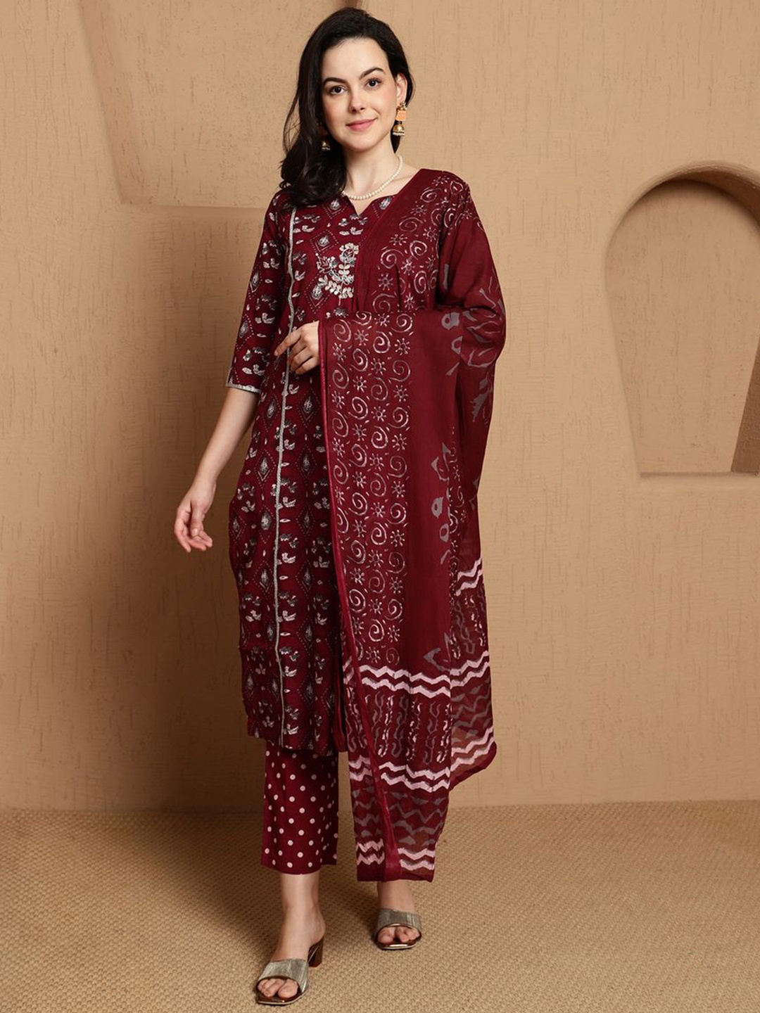 Sangria Floral Printed Notch Neck Pure Cotton Straight Kurta & Trousers With Dupatta, Magenta
Sangria Floral Printed Notch Neck Pure Cotton Straight Kurta & Trousers With Dupatta, Magenta
