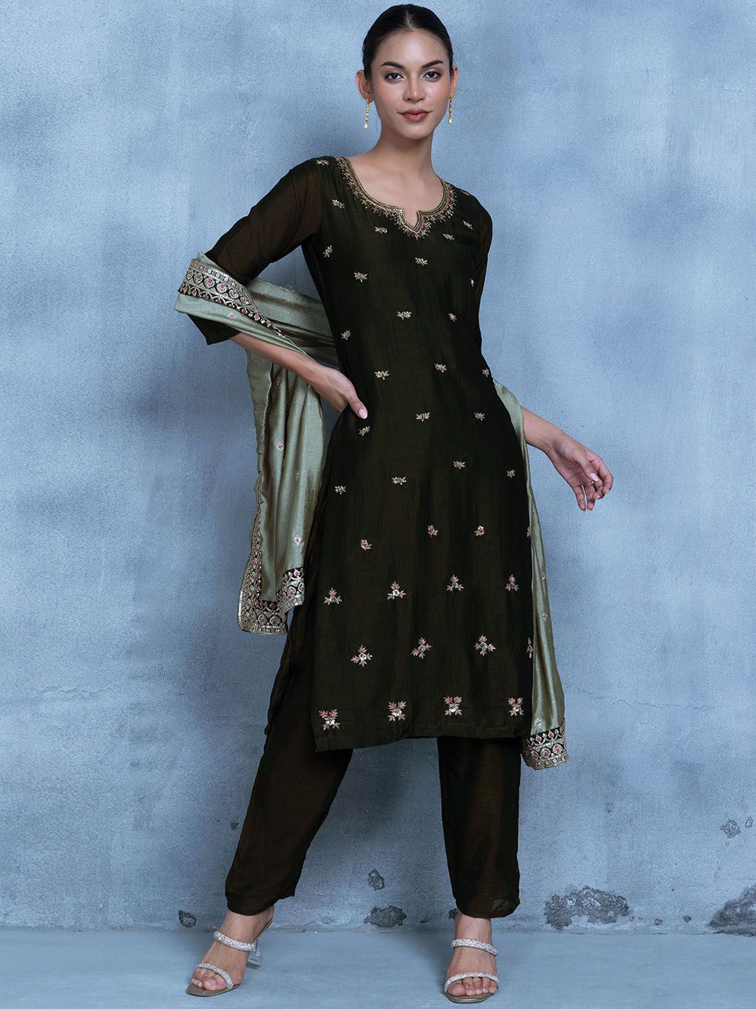 Rang by Indya Women Floral Embroidered Regular Beads and Stones Kurta with Trousers & With Dupatta, Green
Rang by Indya Women Floral Embroidered Regular Beads and Stones Kurta with Trousers & With Dupatta, Green