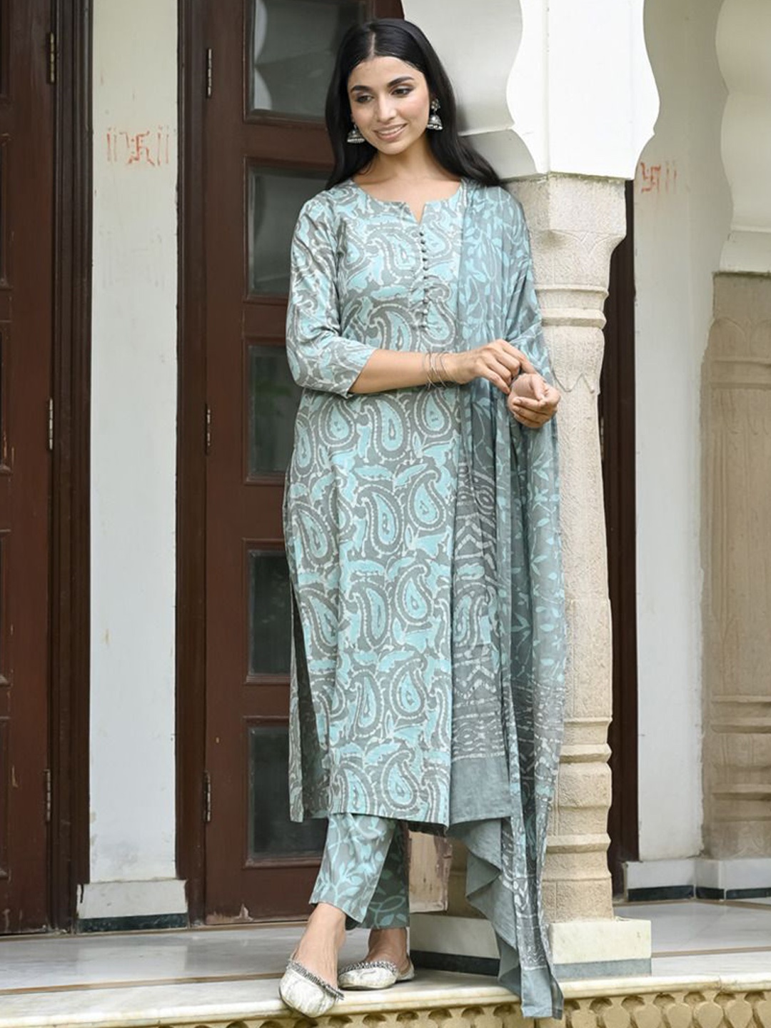 Anni Designer Paisley Printed Notch Neck Straight Kurta with Trousers & Dupatta, Grey
Anni Designer Paisley Printed Notch Neck Straight Kurta with Trousers & Dupatta, Grey