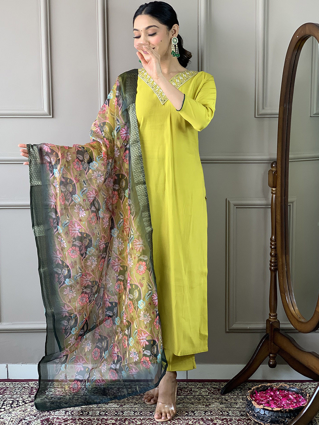JAPNAAM Women Embroidered Regular Thread Work Chanderi Silk Kurta with Trousers & With Dupatta, Yellow
JAPNAAM Women Embroidered Regular Thread Work Chanderi Silk Kurta with Trousers & With Dupatta, Yellow