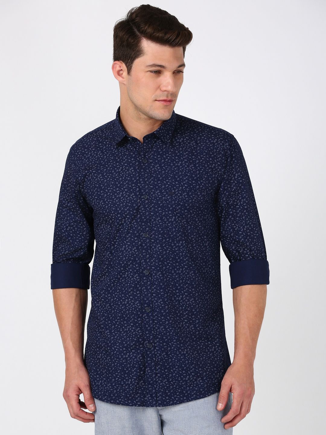 Peter England Casuals Men Spread Collar Floral Printed Cotton Slim Fit Casual Shirt, Navy blue
Peter England Casuals Men Spread Collar Floral Printed Cotton Slim Fit Casual Shirt, Navy blue