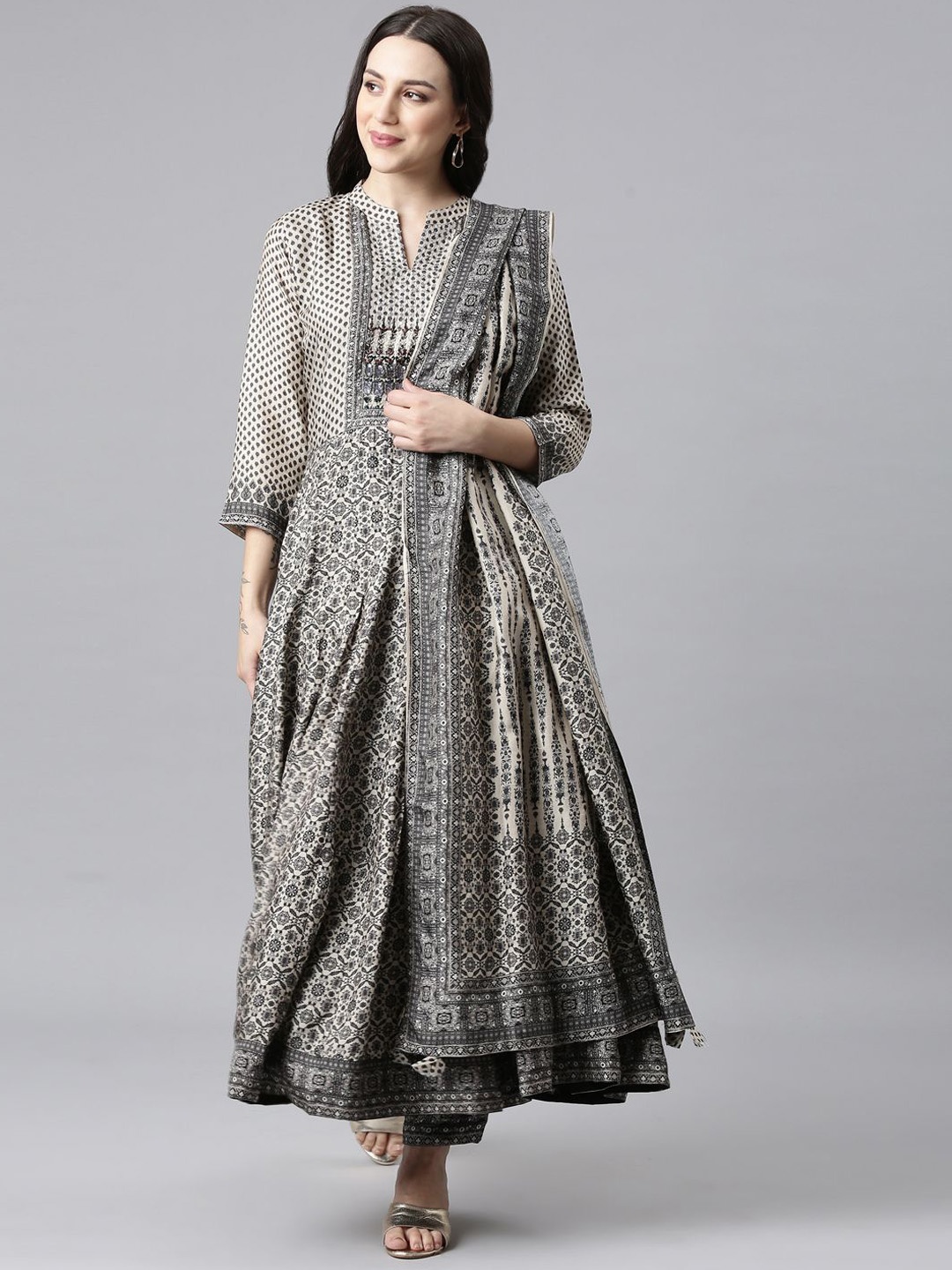 Neerus Women Floral Printed Regular Sequinned Raw Silk Kurta with Trousers & With Dupatta, Black
Neerus Women Floral Printed Regular Sequinned Raw Silk Kurta with Trousers & With Dupatta, Black