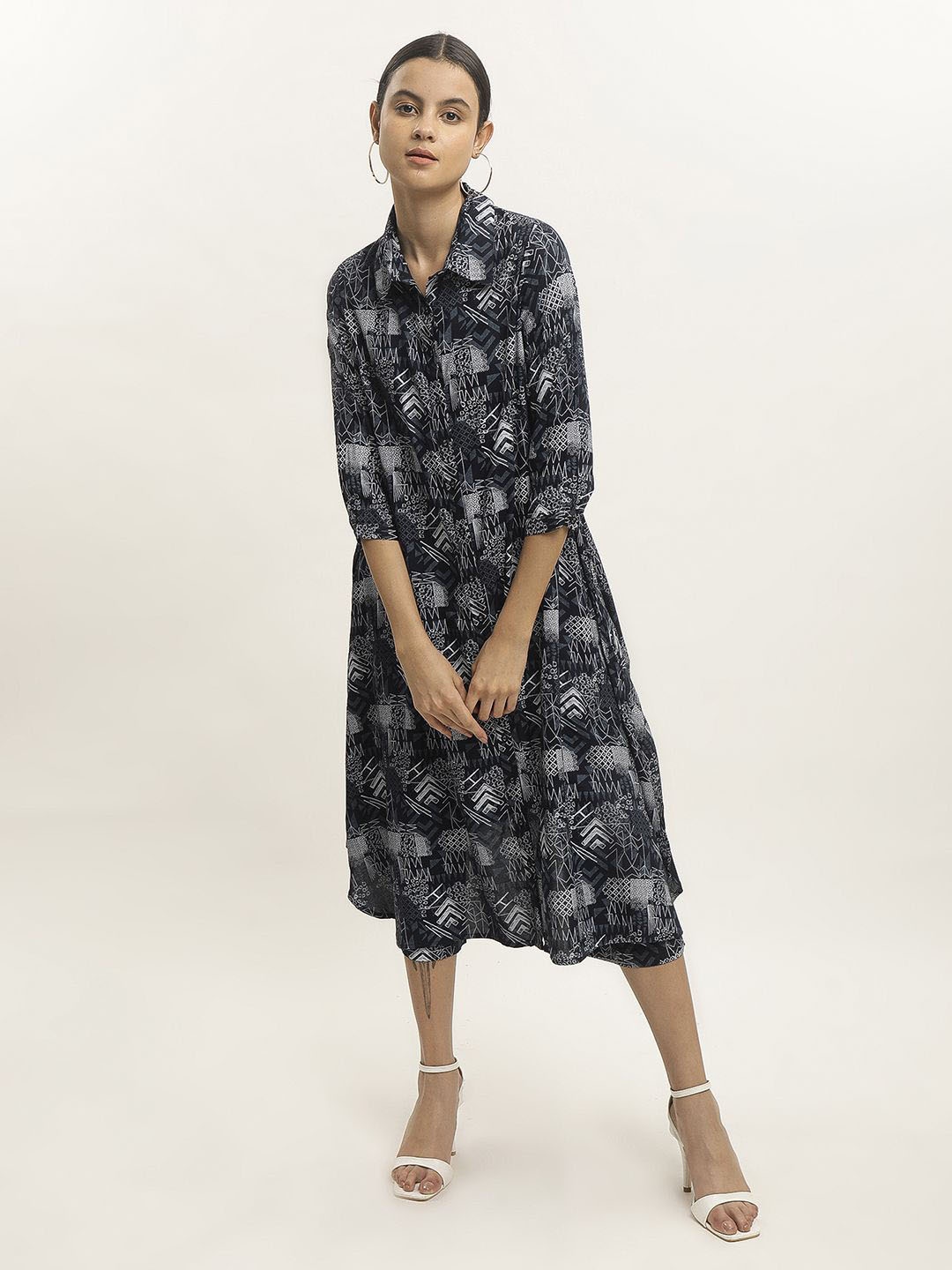 BLACK & BLAH BLAH Relaxed Fit Abstract Printed Printed Flared Liva Kurta and Trouser, Navy blue
BLACK & BLAH BLAH Relaxed Fit Abstract Printed Printed Flared Liva Kurta and Trouser, Navy blue