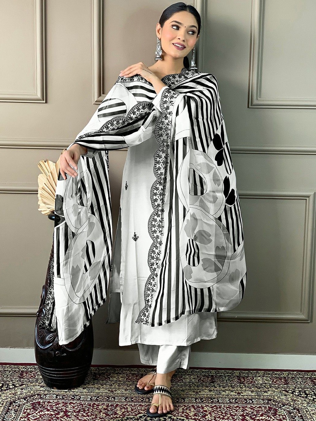 KALINI Women Floral Embroidered Regular Chanderi Silk Kurta with Trousers & With Dupatta, White
KALINI Women Floral Embroidered Regular Chanderi Silk Kurta with Trousers & With Dupatta, White