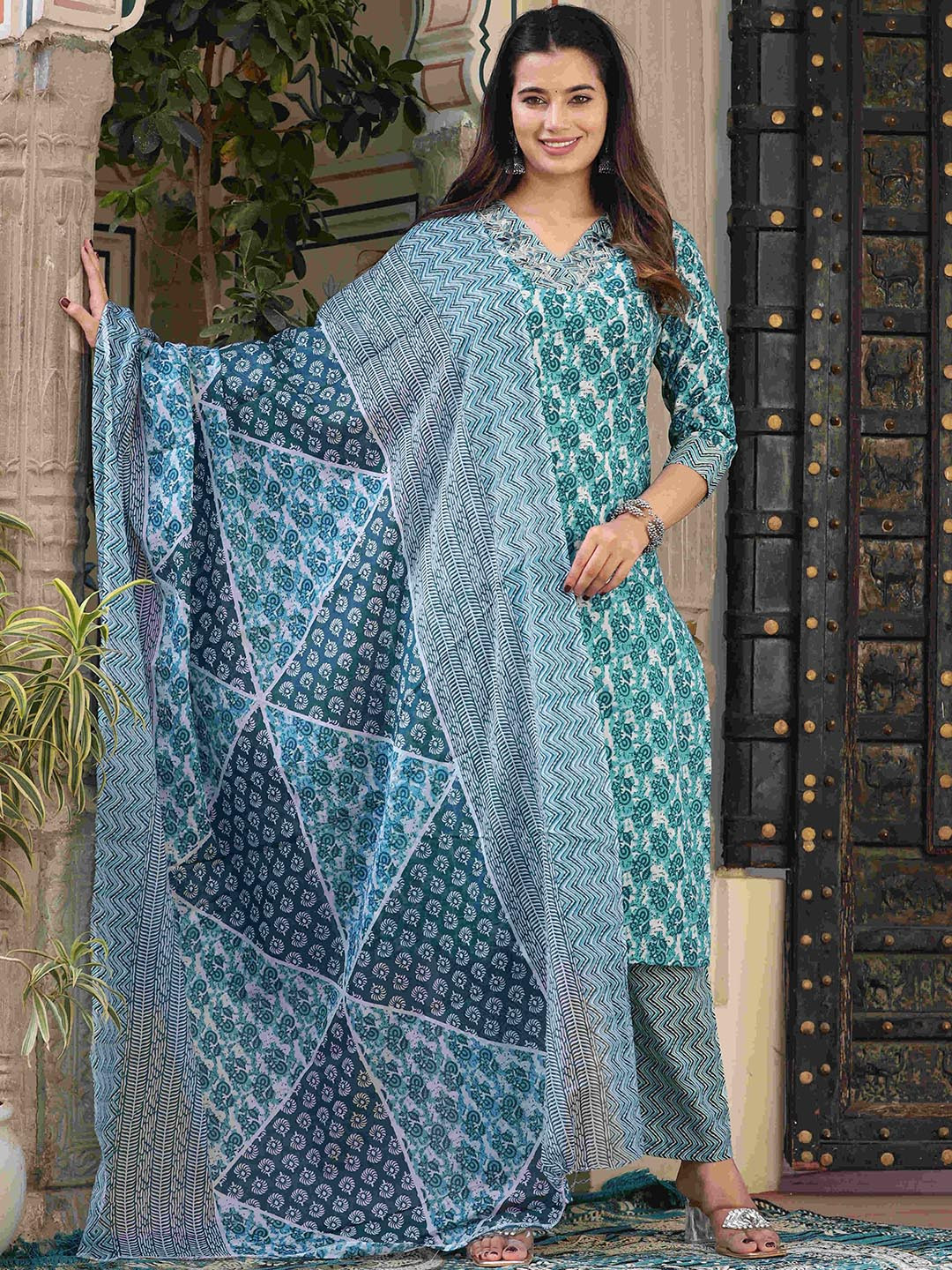 SINGNI Women Floral Printed Regular Pure Cotton Kurta with Trousers & With Dupatta, Blue
SINGNI Women Floral Printed Regular Pure Cotton Kurta with Trousers & With Dupatta, Blue