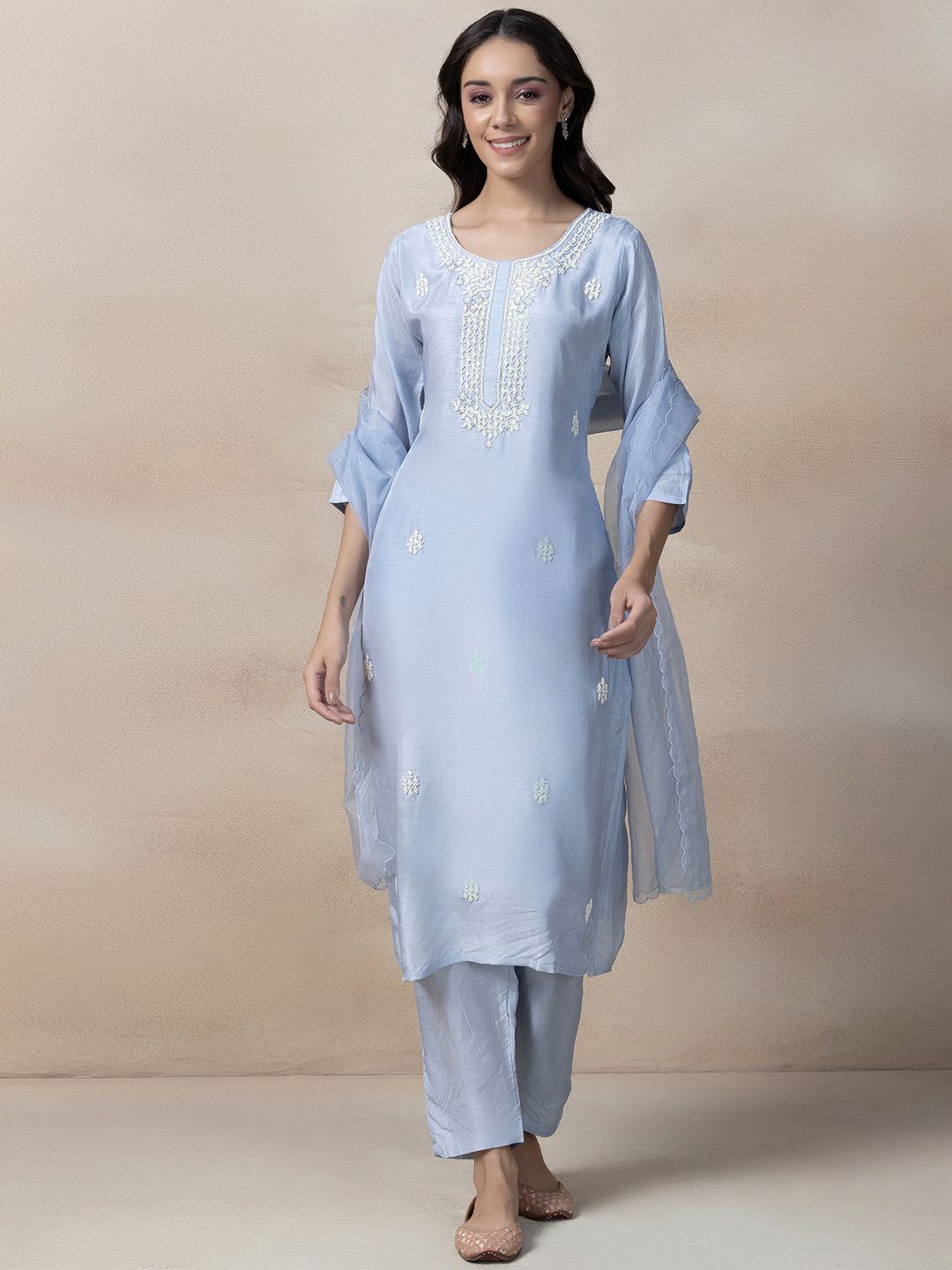 Rang by Indya Women Ethnic Motifs Embroidered Regular Thread Work Kurta with Trousers & With Dupatta, Blue
Rang by Indya Women Ethnic Motifs Embroidered Regular Thread Work Kurta with Trousers & With Dupatta, Blue
