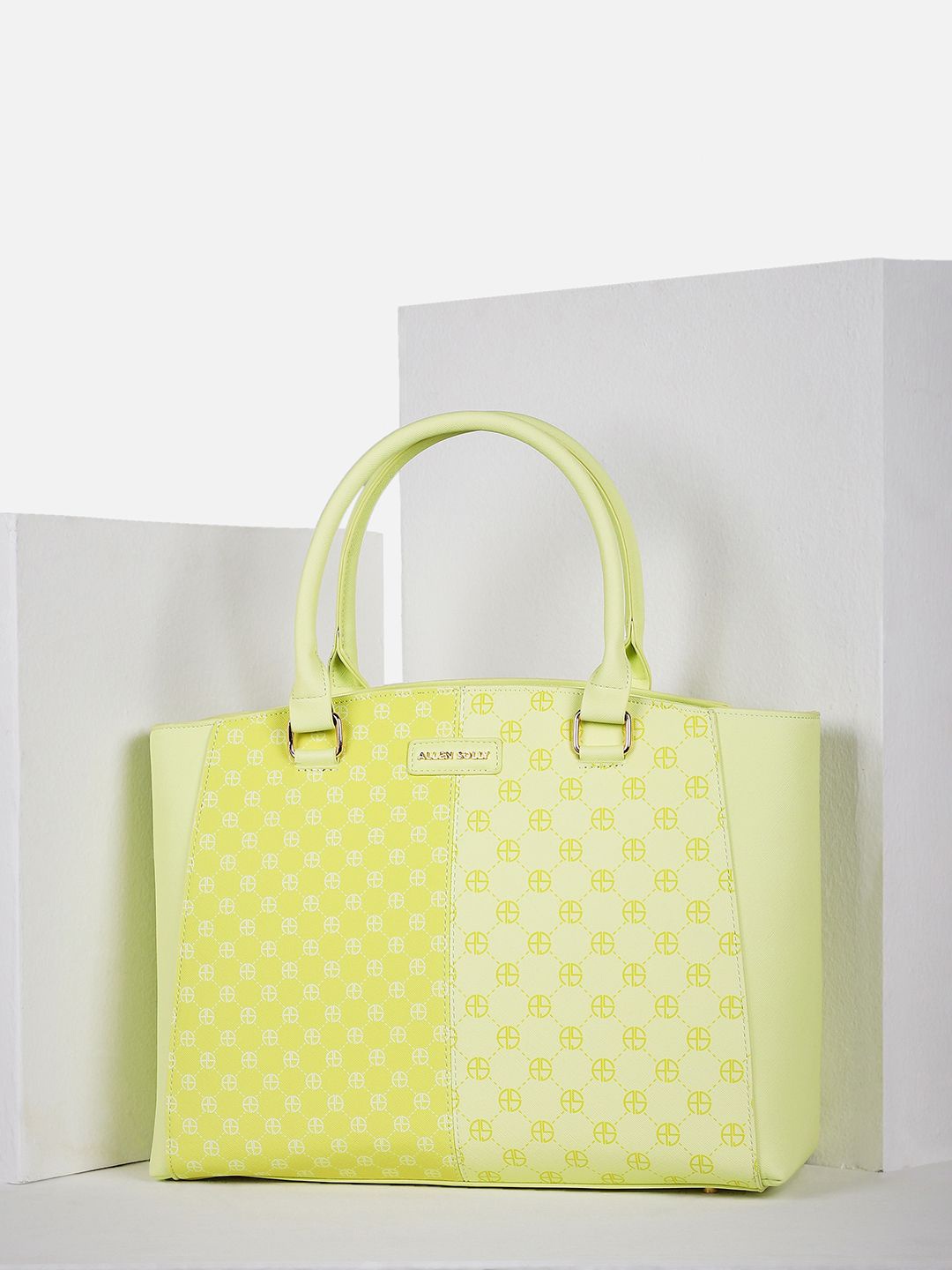 Allen Solly Woman Geometric PU Oversized Structured Handheld Bag with Cut Work, Green
Allen Solly Woman Geometric PU Oversized Structured Handheld Bag with Cut Work, Green