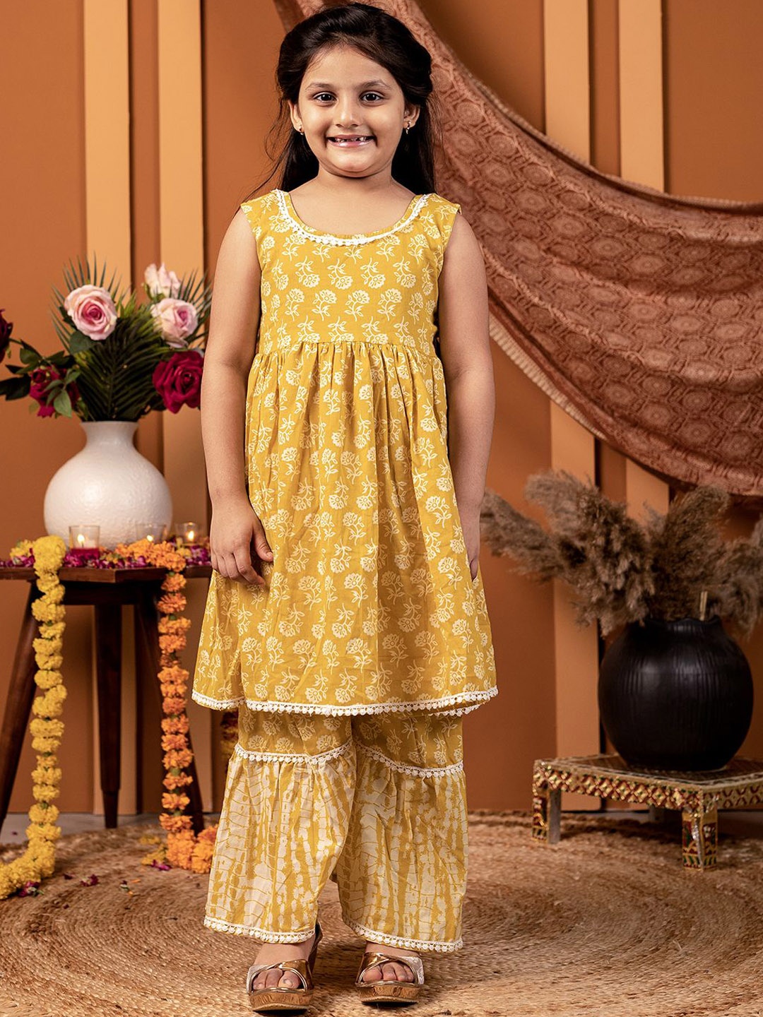 Biglilpeople Girls Floral Printed Regular Pure Cotton Kurta with Sharara, Yellow
Biglilpeople Girls Floral Printed Regular Pure Cotton Kurta with Sharara, Yellow