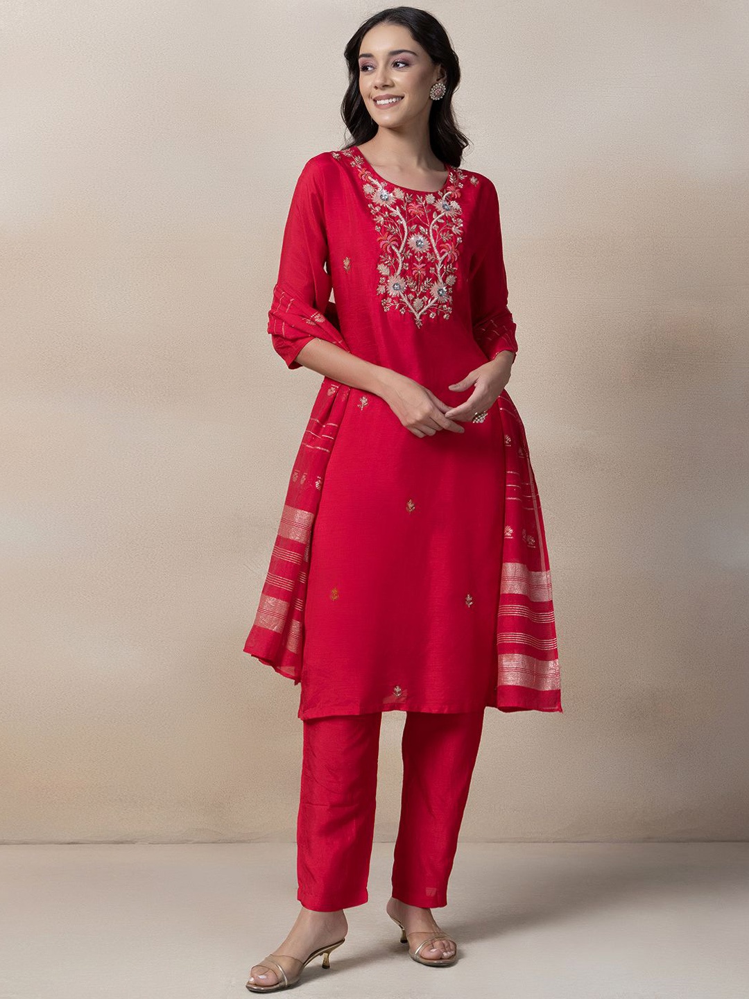 Rang by Indya Women Floral Embroidered Regular Sequinned Kurta with Trousers & With Dupatta, Pink
Rang by Indya Women Floral Embroidered Regular Sequinned Kurta with Trousers & With Dupatta, Pink