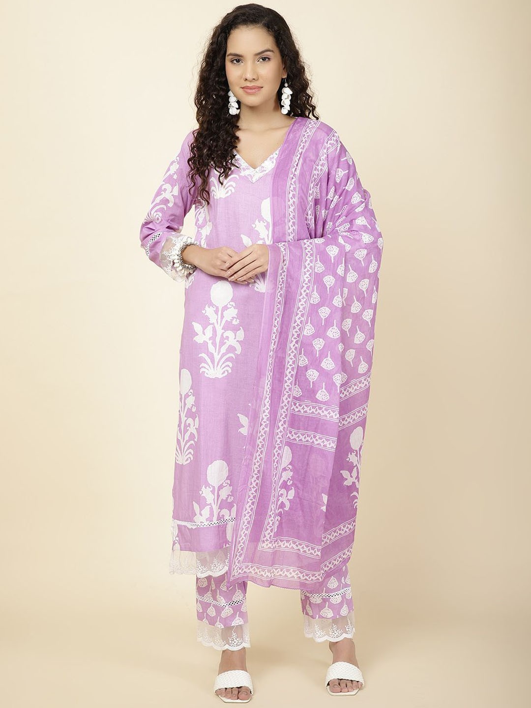 Meena Bazaar Women Floral Printed Regular Kurta with Trousers & With Dupatta, Purple
Meena Bazaar Women Floral Printed Regular Kurta with Trousers & With Dupatta, Purple