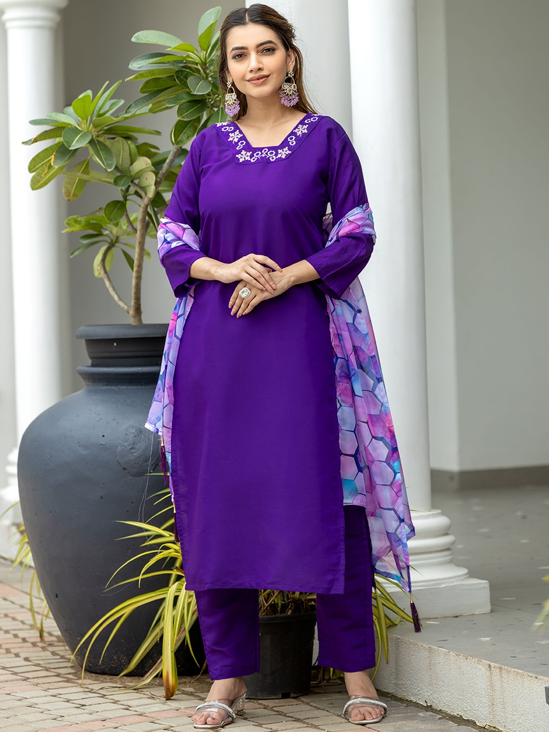 J.KANJI Women Floral Yoke Design Regular Thread Work Kurta with Trousers & With Dupatta, Purple
J.KANJI Women Floral Yoke Design Regular Thread Work Kurta with Trousers & With Dupatta, Purple