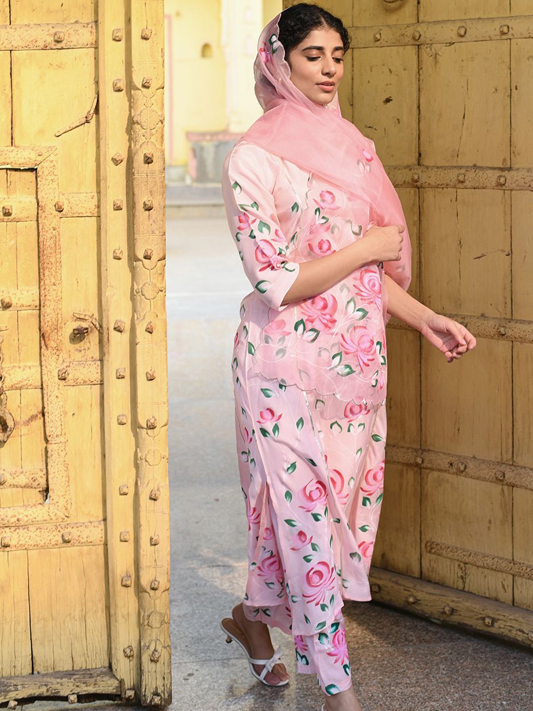 Rangeelo Women Floral Printed Gotta Patti Pure Cotton Kurta with Trousers & With Dupatta, Pink
Rangeelo Women Floral Printed Gotta Patti Pure Cotton Kurta with Trousers & With Dupatta, Pink