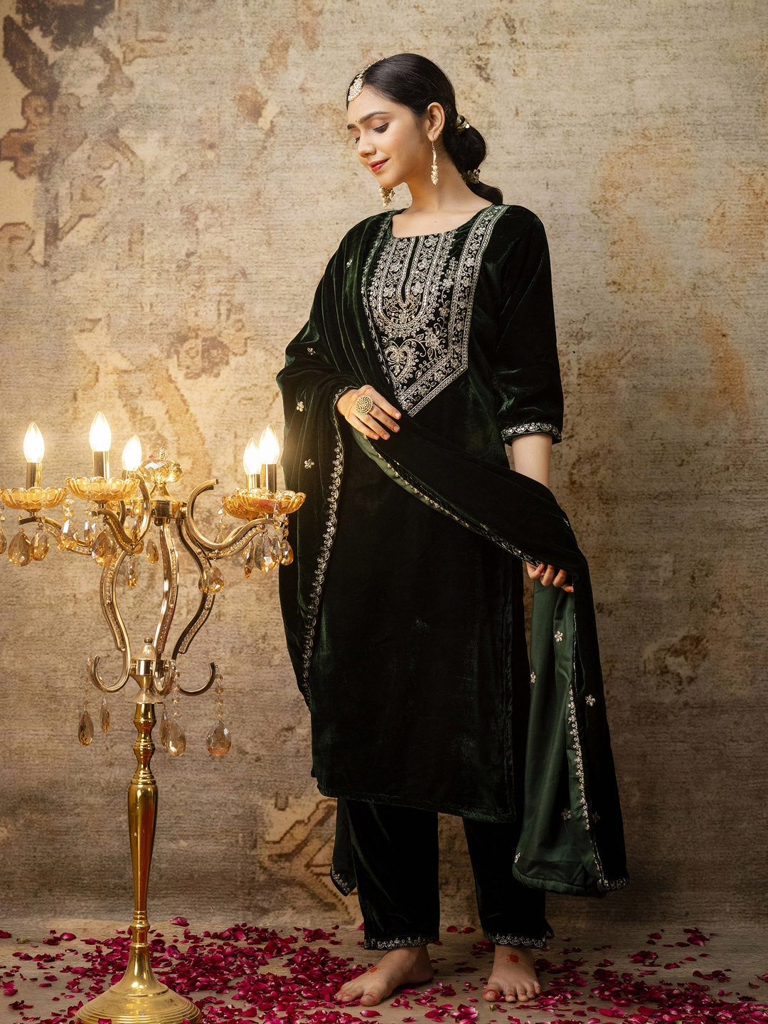 VredeVogel Floral Embroidered Regular Sequinned Velvet Kurta With Trouser With Dupatta, Green
VredeVogel Floral Embroidered Regular Sequinned Velvet Kurta With Trouser With Dupatta, Green