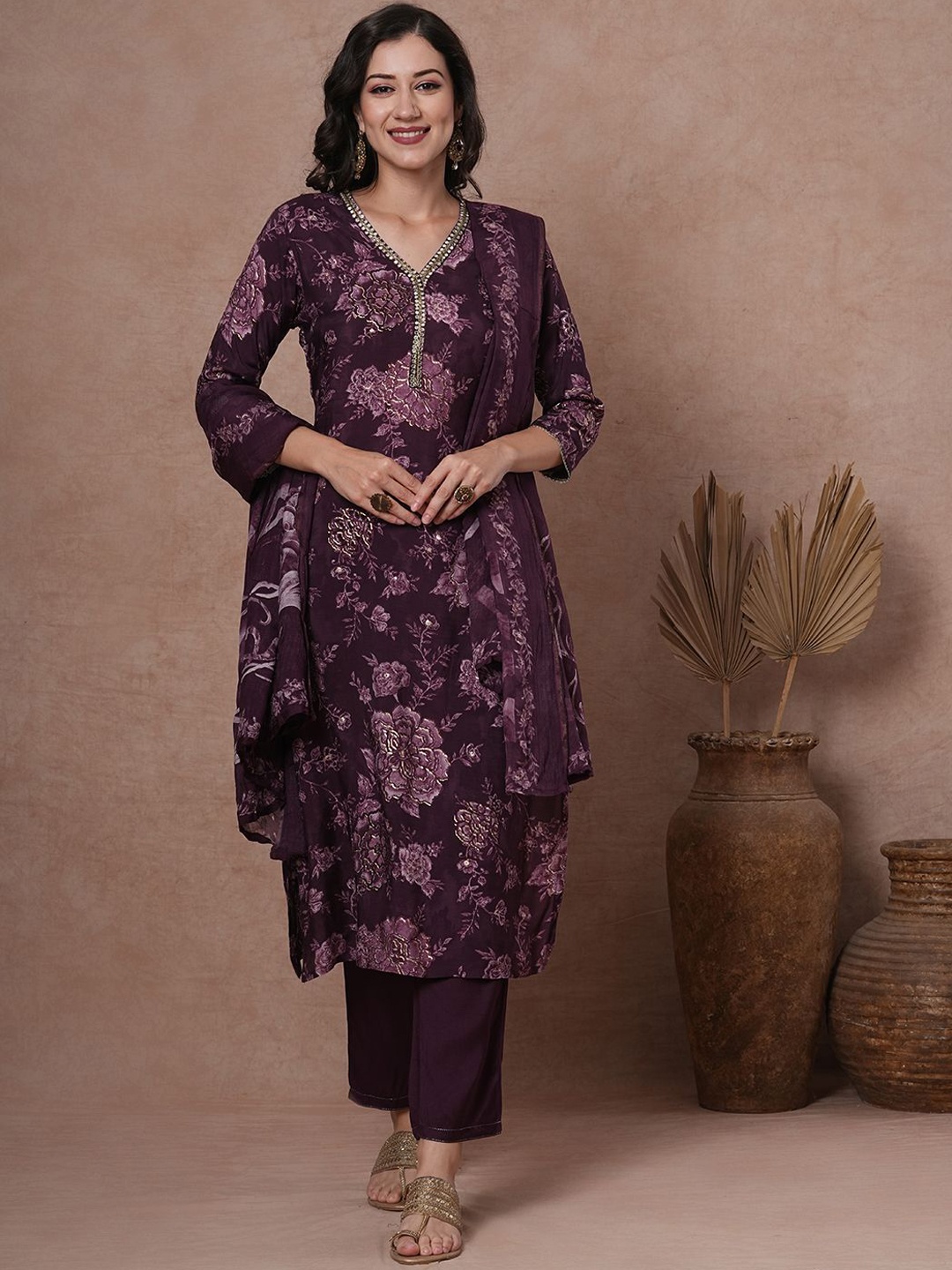FASHOR Floral Printed Regular Mirror Work Straight Kurta with Trousers & Dupatta, Burgundy
FASHOR Floral Printed Regular Mirror Work Straight Kurta with Trousers & Dupatta, Burgundy