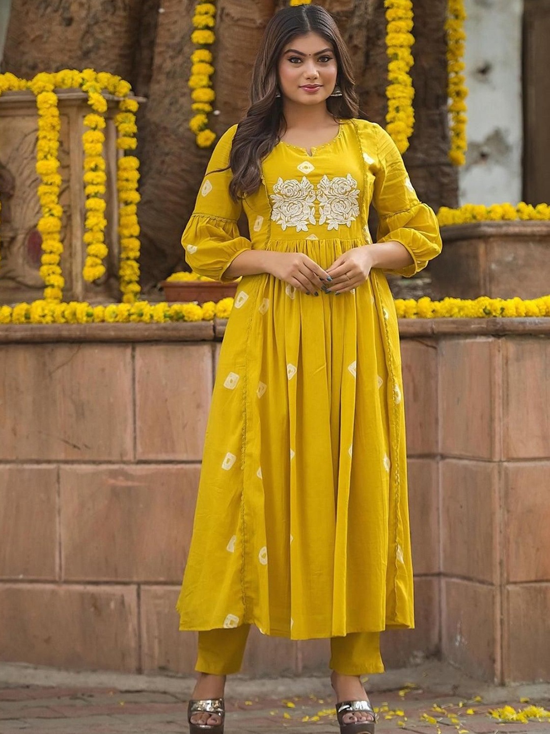 GoSriKi Ethnic Motifs Embroidered Regular Thread Work Anarkali Kurta with Trousers, Yellow
GoSriKi Ethnic Motifs Embroidered Regular Thread Work Anarkali Kurta with Trousers, Yellow