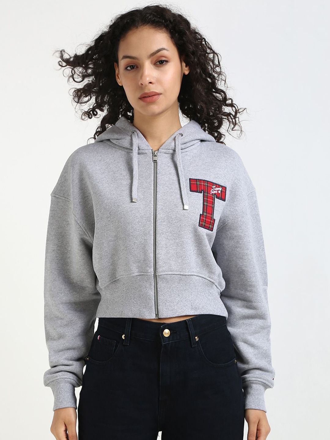 Tommy Hilfiger Women Cotton Hooded Crop Sweatshirts With Applique Details, Grey
Tommy Hilfiger Women Cotton Hooded Crop Sweatshirts With Applique Details, Grey