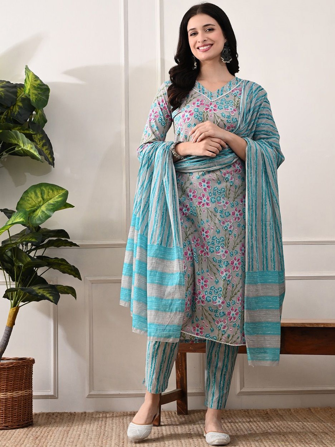 DHROOV TARA Ethnic Motifs Printed Regular Straight Kurta with Trousers & Dupatta, Green
DHROOV TARA Ethnic Motifs Printed Regular Straight Kurta with Trousers & Dupatta, Green