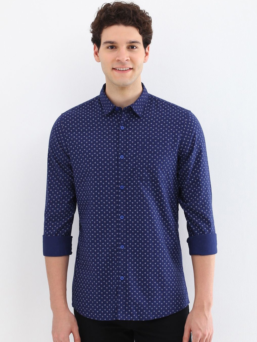 Allen Solly Men Custom Spread Collar Micro Ditsy Printed Cotton Casual Shirt, Navy blue
Allen Solly Men Custom Spread Collar Micro Ditsy Printed Cotton Casual Shirt, Navy blue