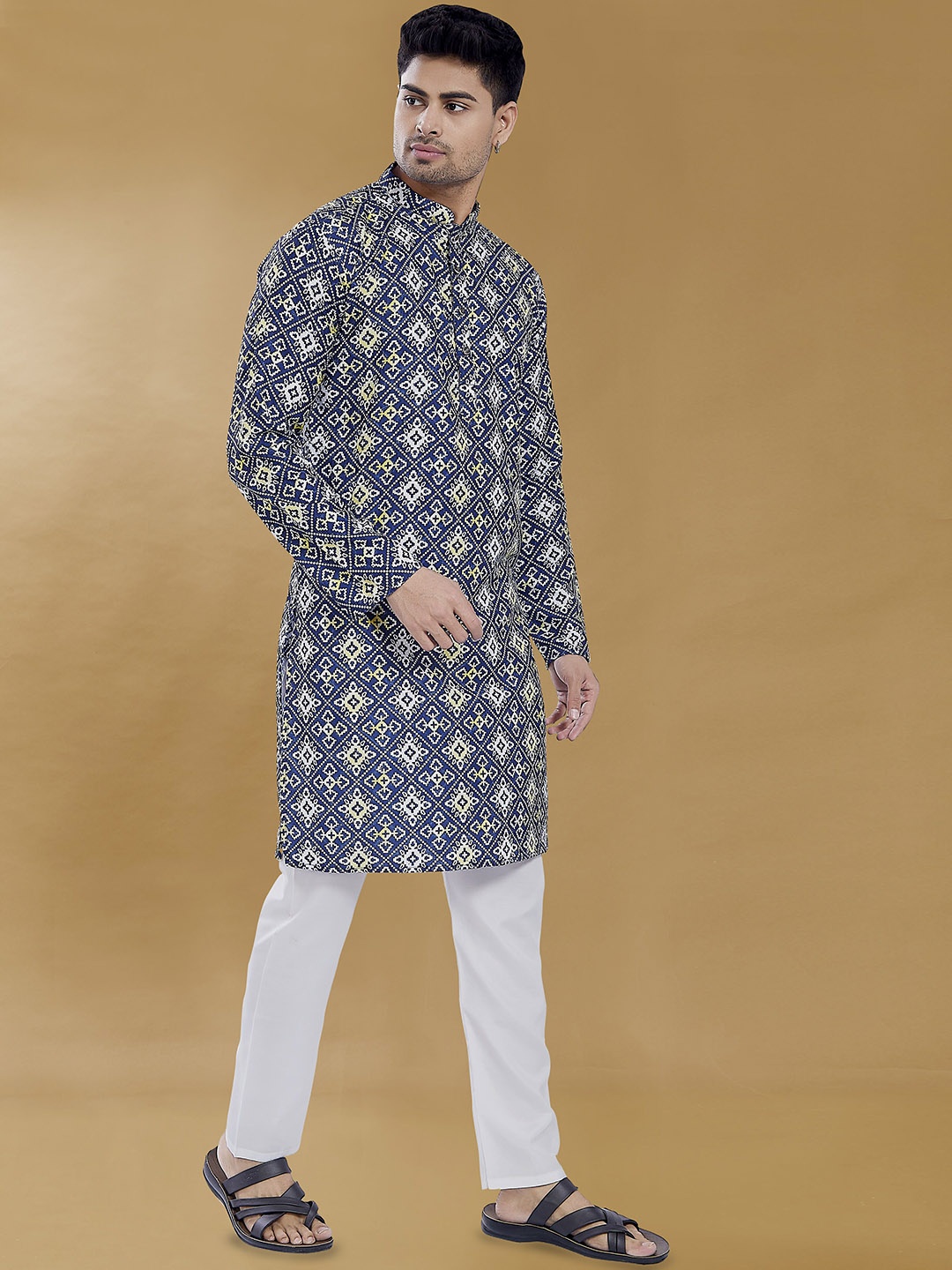 DIVISIVE Geometric Printed Mandarin Collar Long Sleeves Regular Straight Kurta, Navy blue
DIVISIVE Geometric Printed Mandarin Collar Long Sleeves Regular Straight Kurta, Navy blue