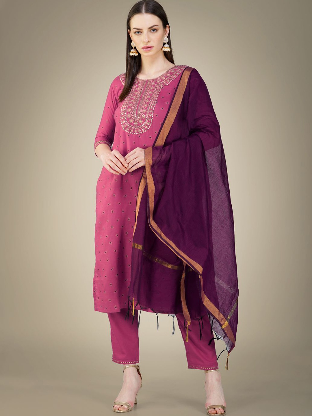 BERISTON Ethnic Motifs Embroidered Regular Straight Kurta with Trousers & Dupatta, Purple
BERISTON Ethnic Motifs Embroidered Regular Straight Kurta with Trousers & Dupatta, Purple