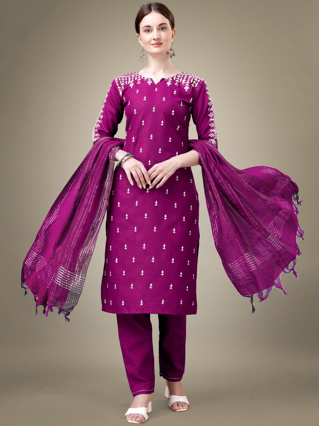 BERISTON Ethnic Motifs Embroidered Regular Thread Work Kurta with Trousers & Dupatta, Purple
BERISTON Ethnic Motifs Embroidered Regular Thread Work Kurta with Trousers & Dupatta, Purple