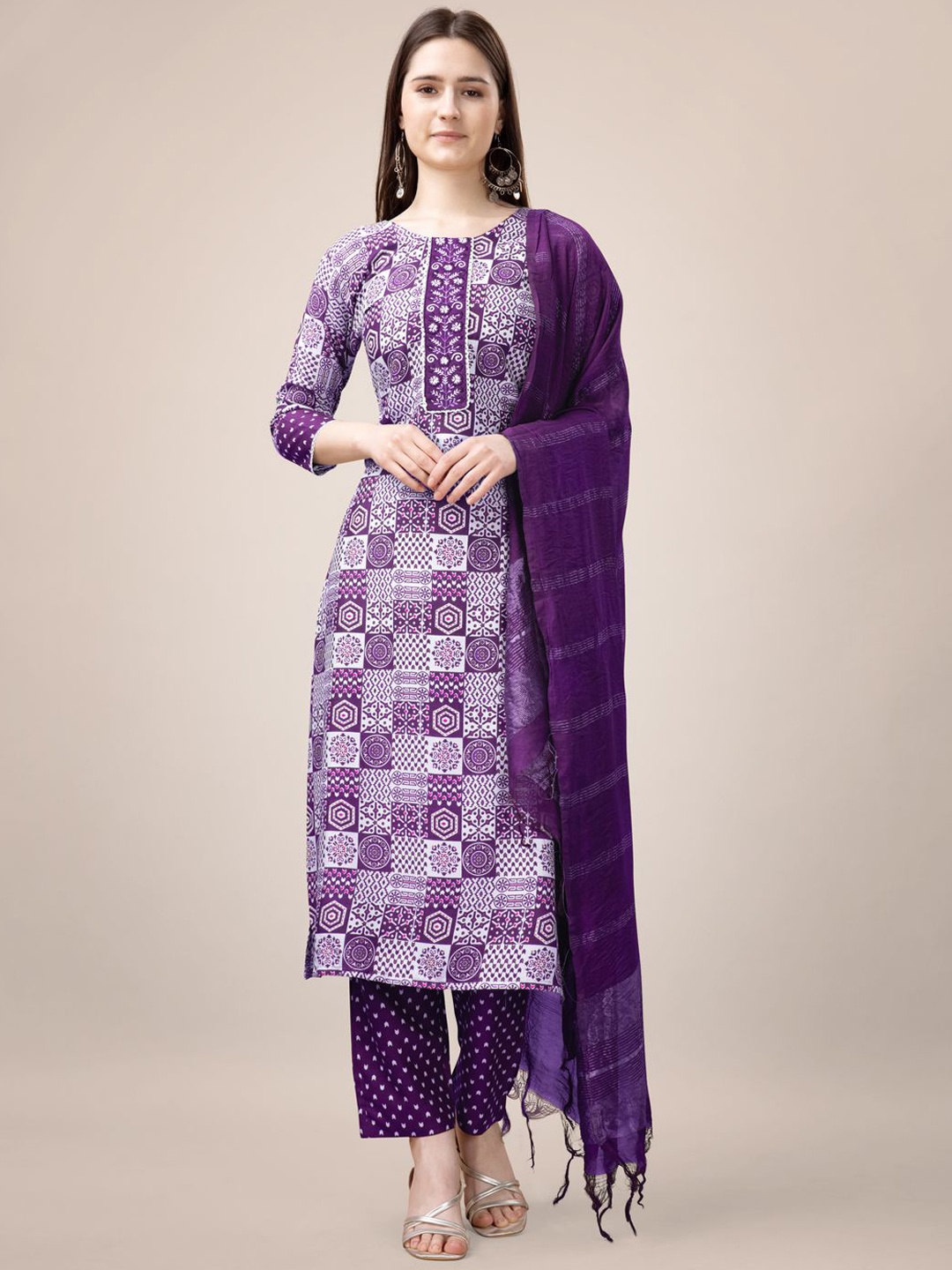 BERISTON Ethnic Motifs Embroidered Regular Straight Kurta with Trousers & Dupatta, Purple
BERISTON Ethnic Motifs Embroidered Regular Straight Kurta with Trousers & Dupatta, Purple