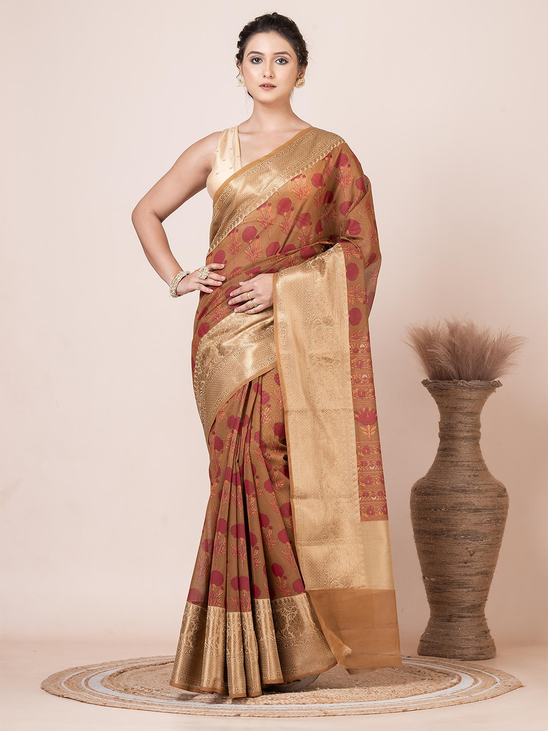 VIBHAVARI Floral Zari Silk Cotton Saree with printed saree with golden zari border, Brown
VIBHAVARI Floral Zari Silk Cotton Saree with printed saree with golden zari border, Brown