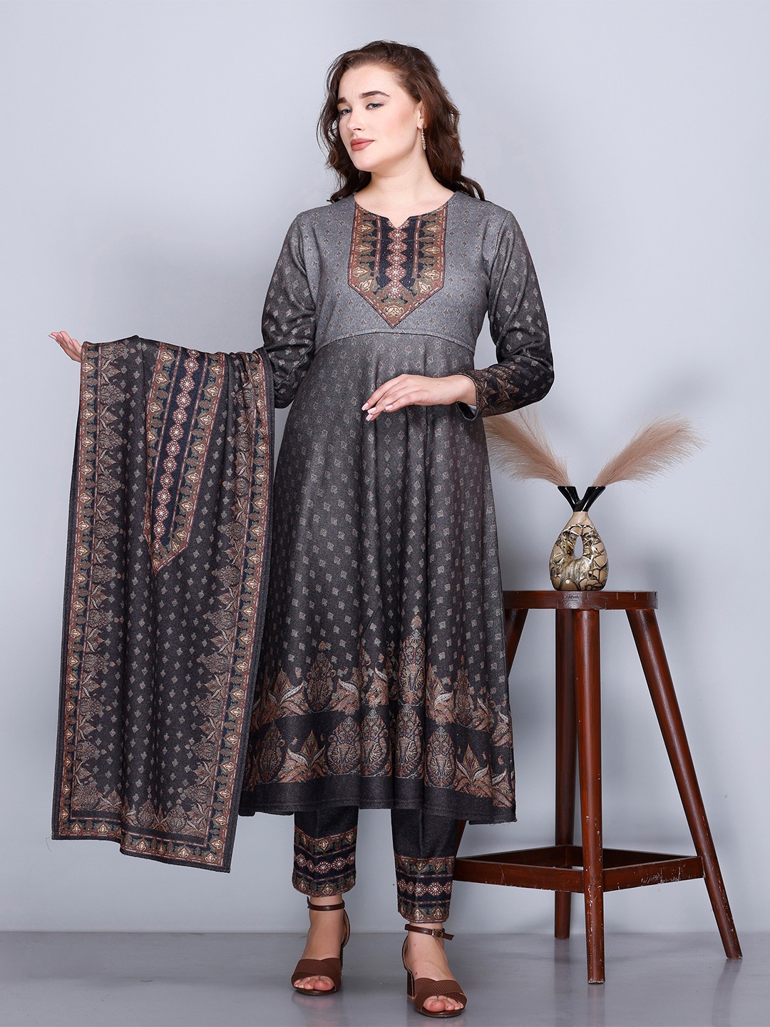 EVORA Floral Printed Beads And Stones Anarkali Kurta With Trousers & Dupatta, Grey
EVORA Floral Printed Beads And Stones Anarkali Kurta With Trousers & Dupatta, Grey