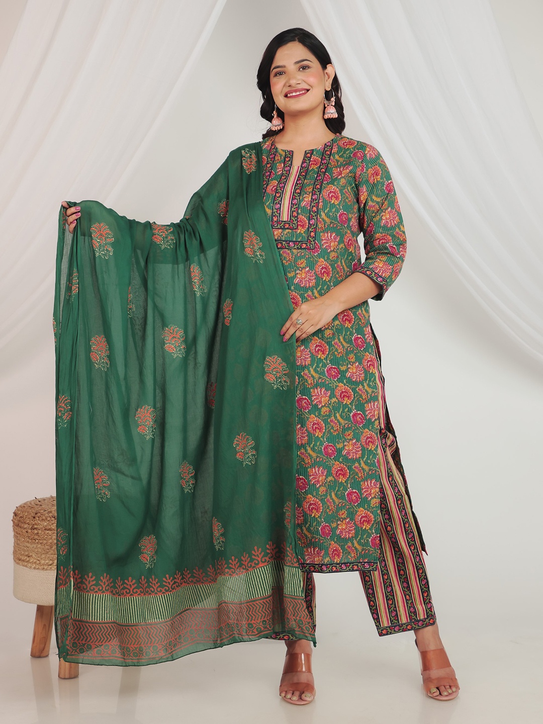 Aramya Floral Printed Notch Neck Pure Cotton Straight Kurta With Trousers & Dupatta, Green
Aramya Floral Printed Notch Neck Pure Cotton Straight Kurta With Trousers & Dupatta, Green